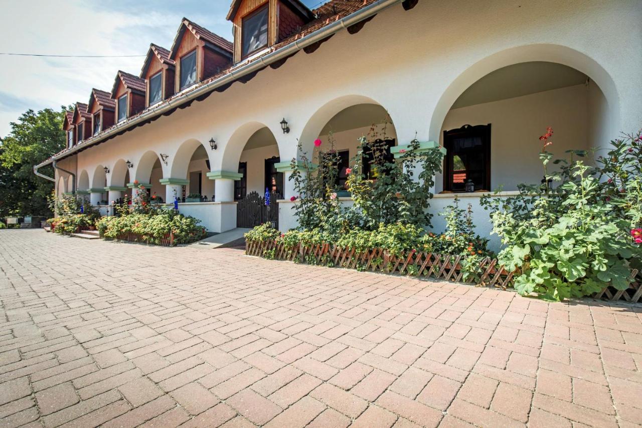 Szel Fiai Fogado Hotel Nyúl Buitenkant foto